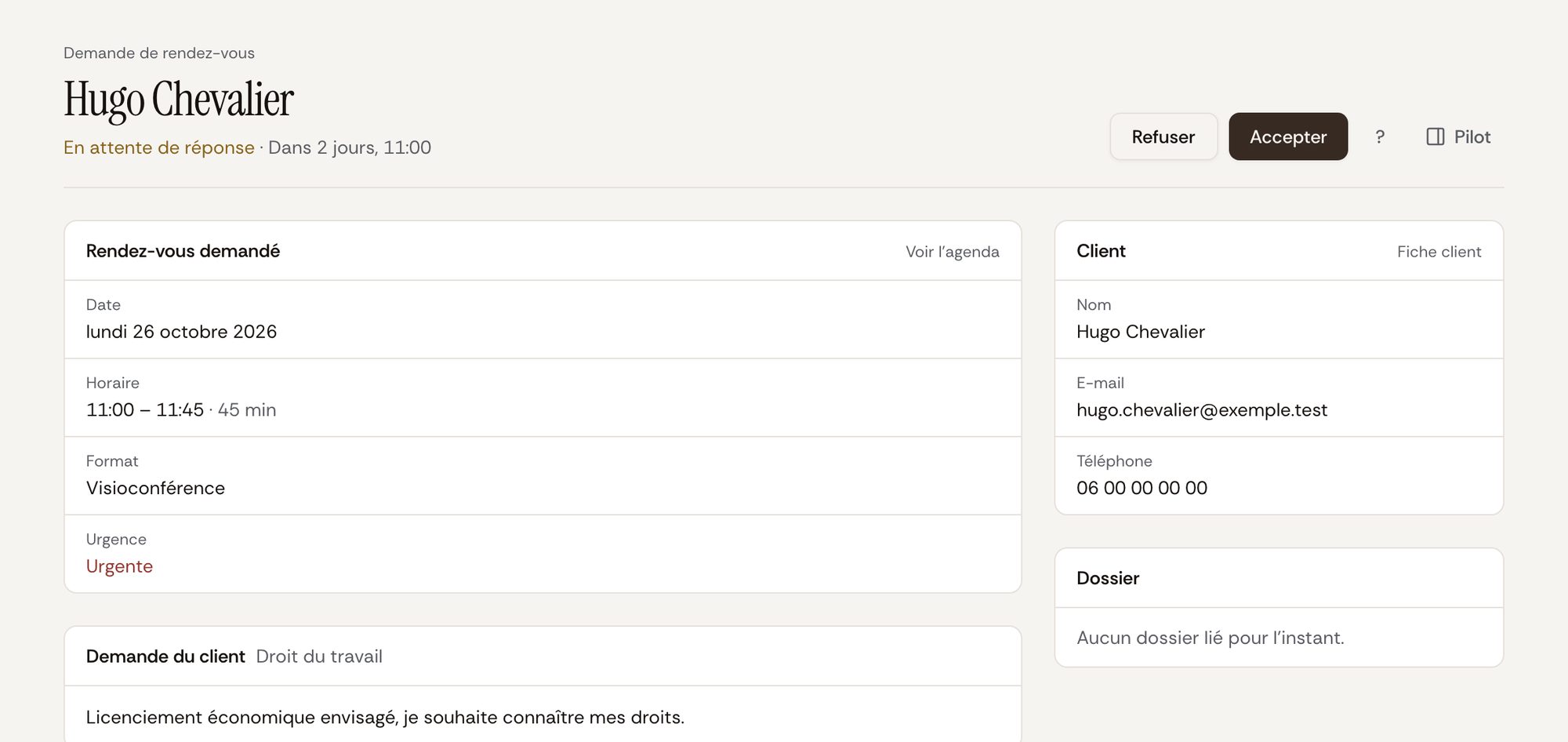 Une demande de rendez-vous : date, format, client et motif, avec les boutons Refuser et Accepter